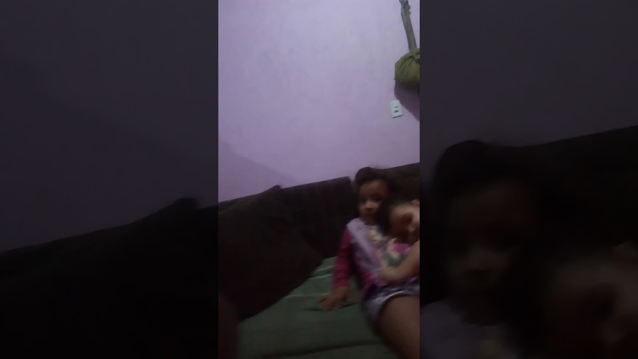 Meninas no sofa