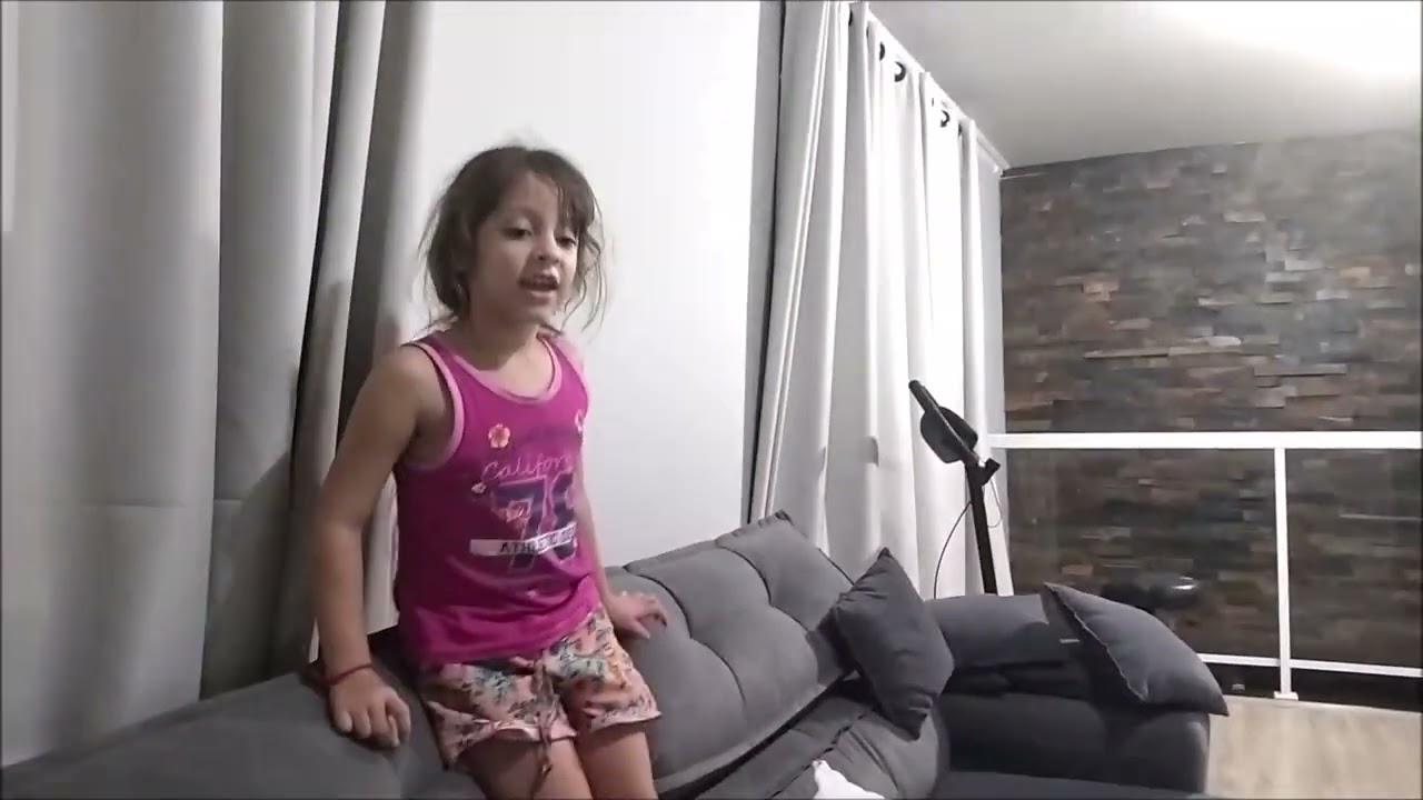 Meninas Pulando no Sofá