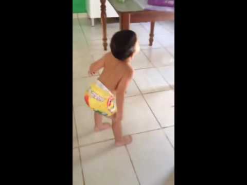Menino dança bumbum gramada