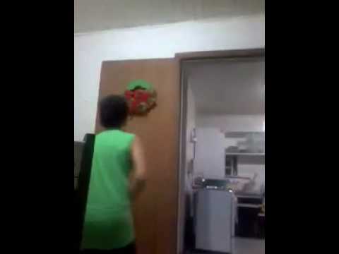 Menino de 10 anos fazendo desafioda garrafa