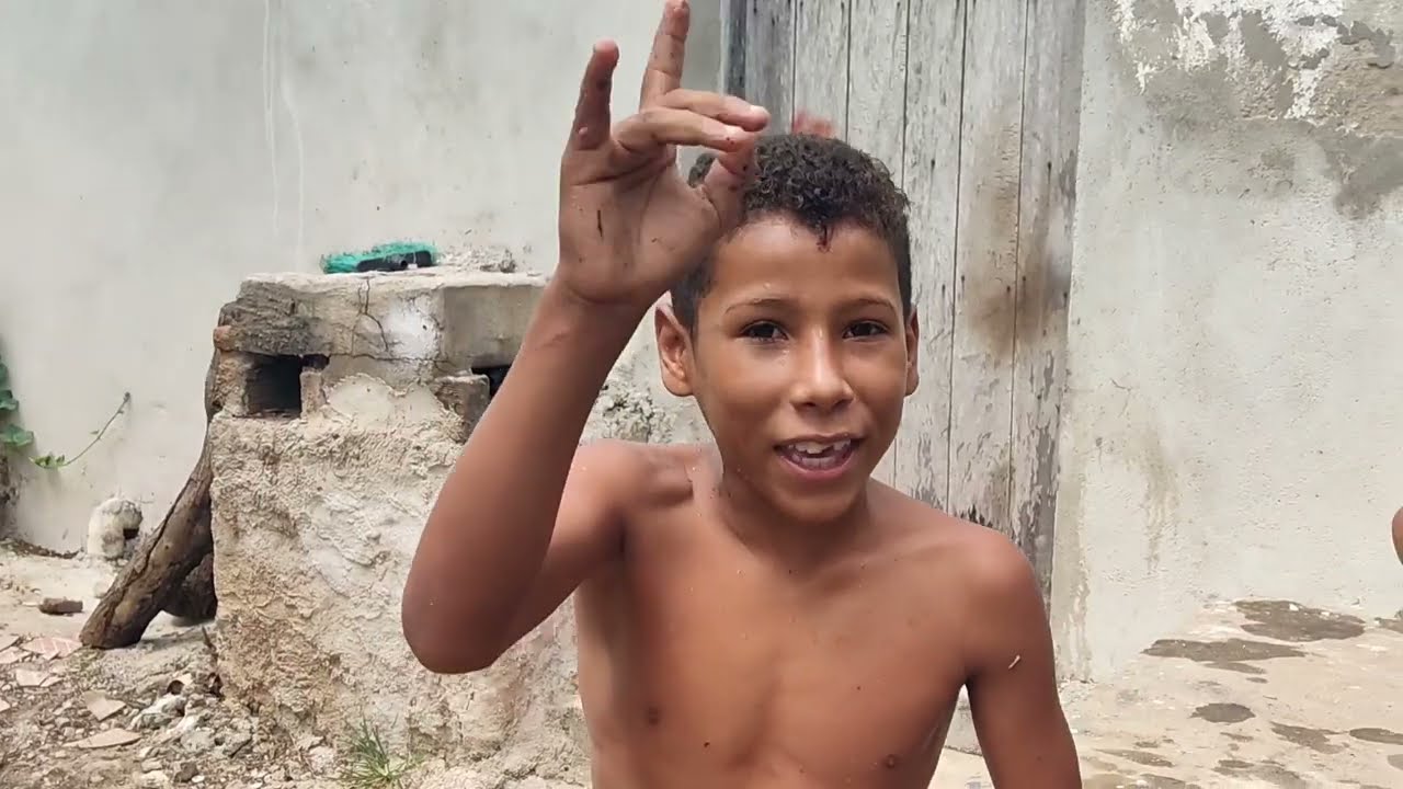 Meninos brincando dentro da cisterna