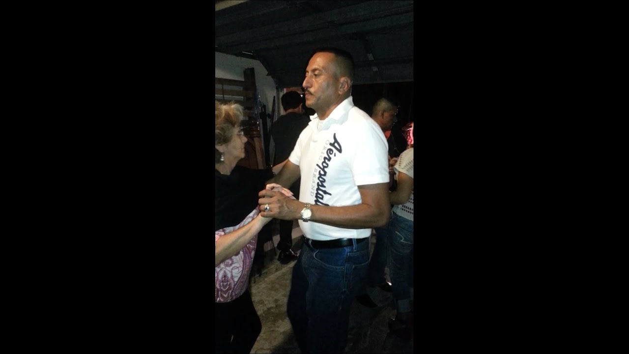 Mi tia y mi esposo bailando bachata