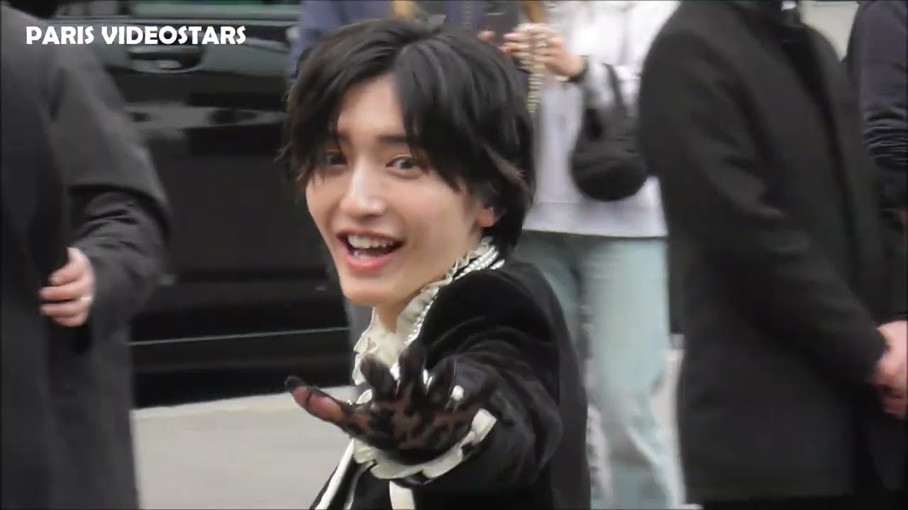 Michieda Shunsuke 道枝駿佑 with fans @ Paris Fashion Week 9 march 2025 after show Valentino