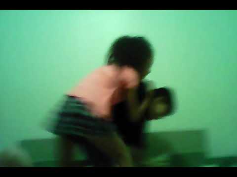 Minha prima e meu irmão brincando de luta.
