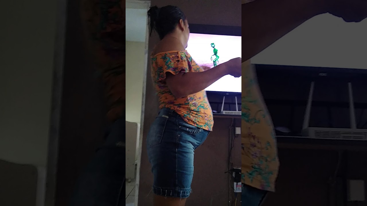 Minha. Tia.  Dancando
