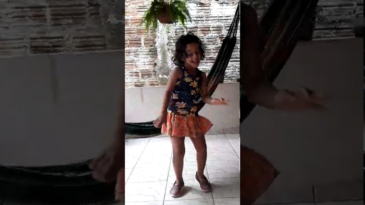 Mini blogueira Maria dançando  Anitta !!!♡♡