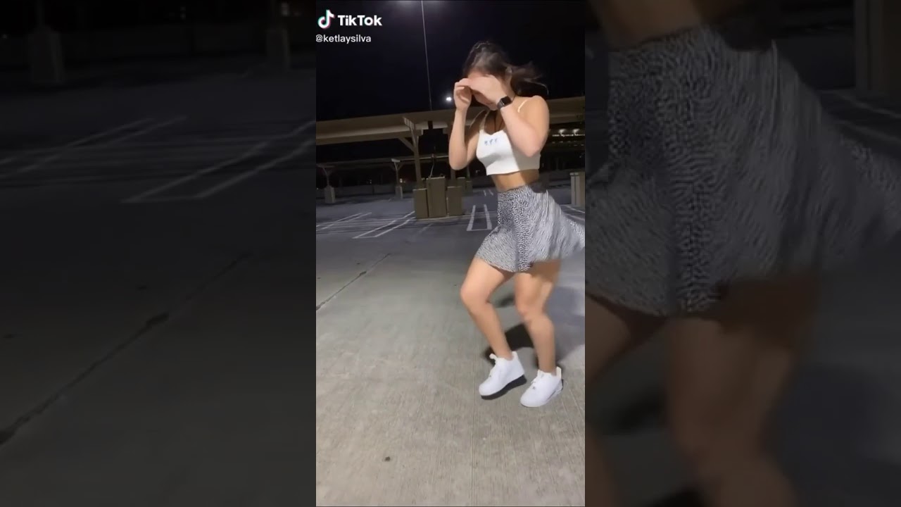 Mini Etekli Dunya Güzeli Kız Dans Ediyor