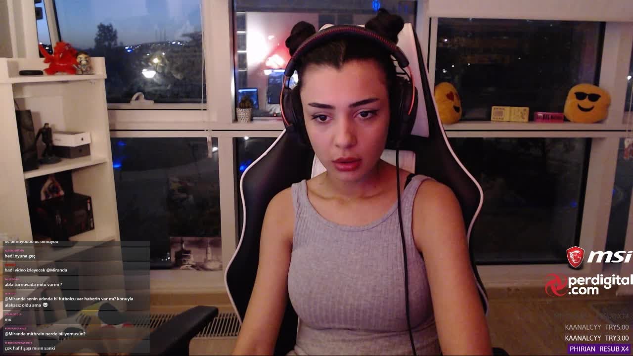 Miranda Yayında Annesine Küfür Ediyor (Twitch)