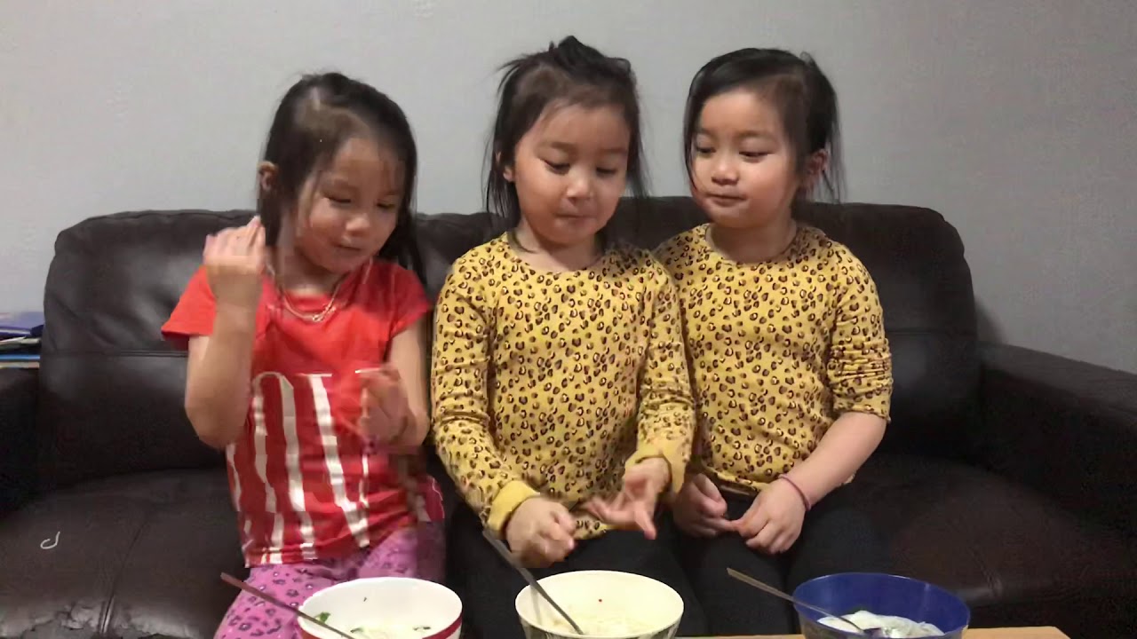 Misa , Misu and Chloe review bún mẹ nấu!