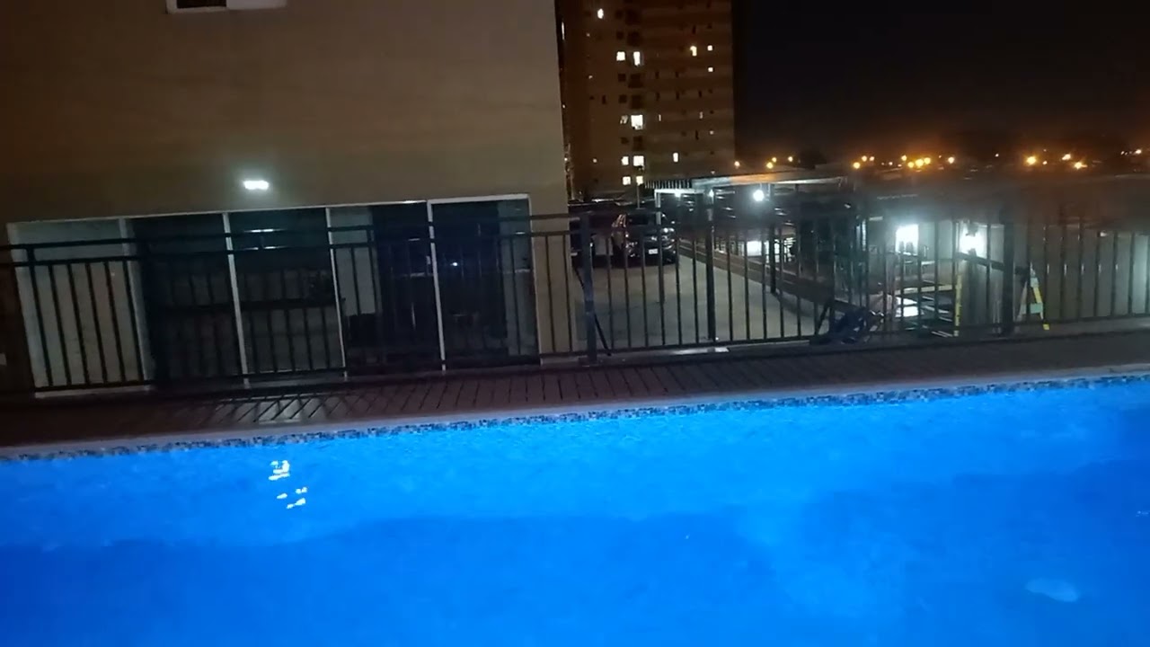 mostrando a piscina do meu prédio