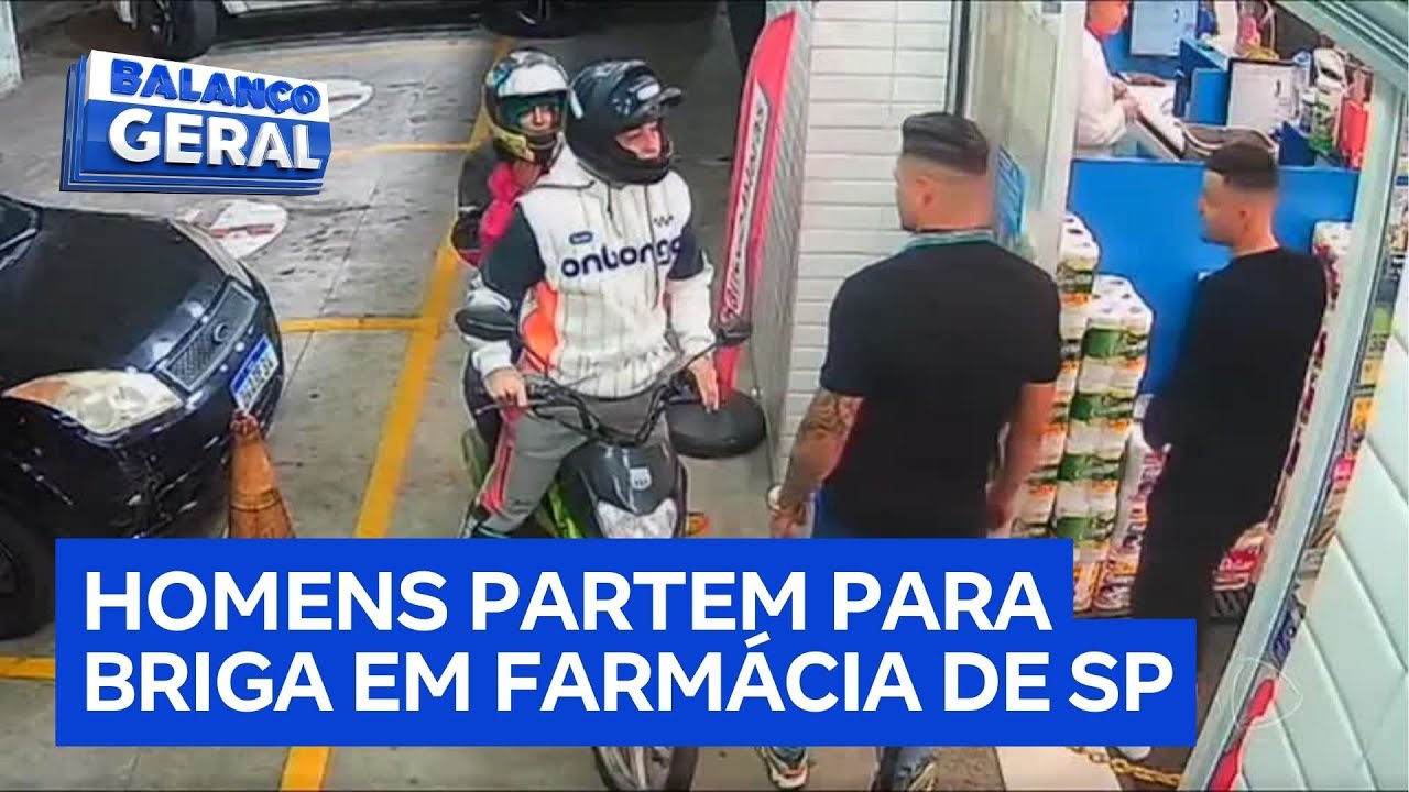 Motoqueiro encosta a roda na perna de homem e começa uma briga na zona leste de SP; veja as imagens
