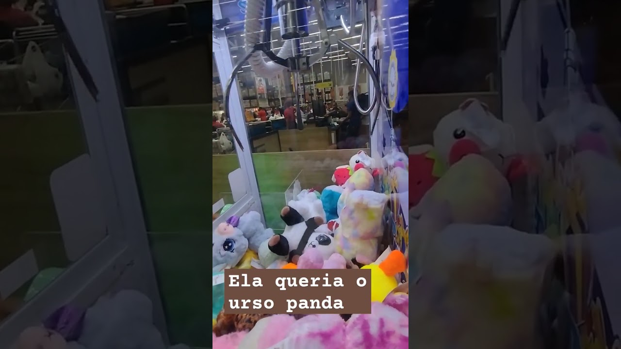 Máquina de pelúcia e o urso panda