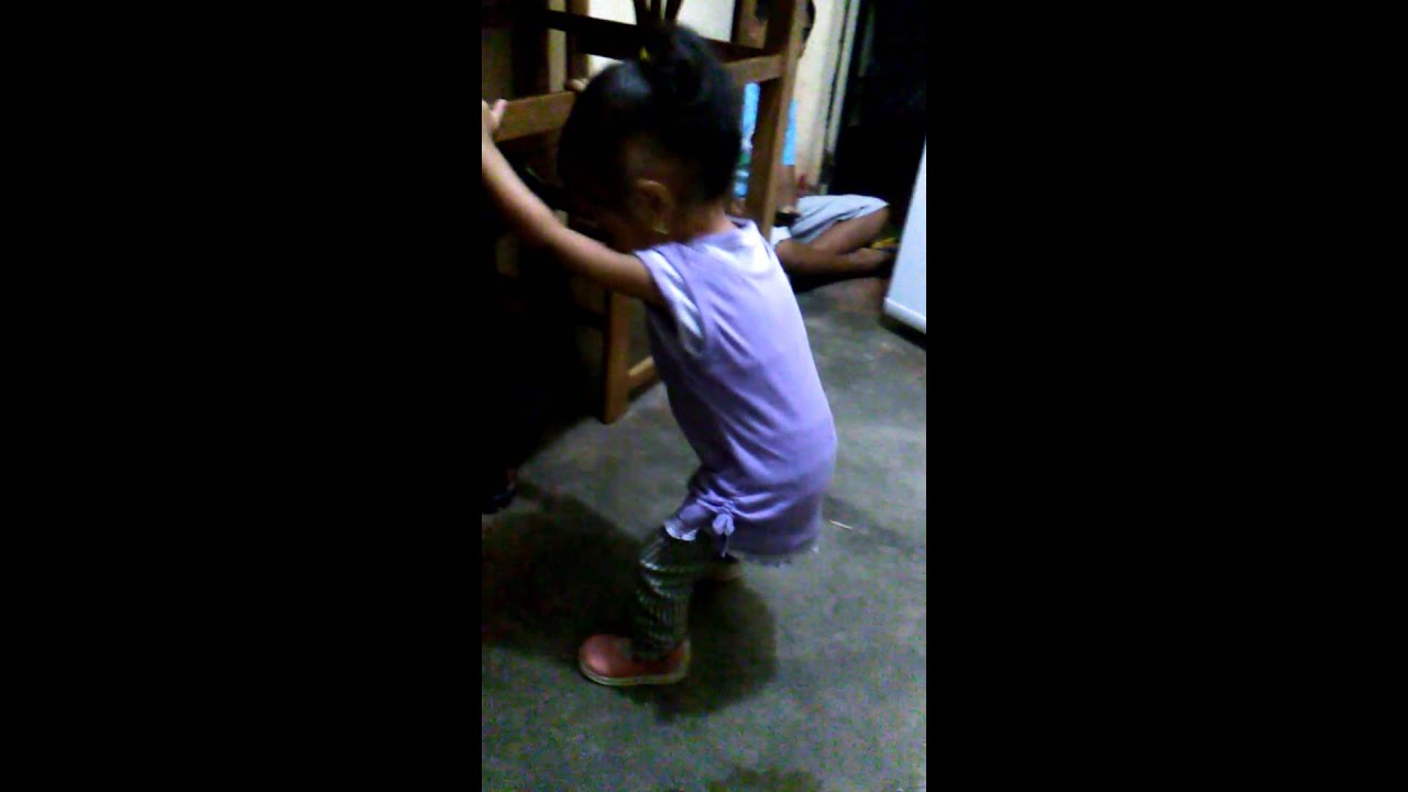 Mueve el toto niña baila