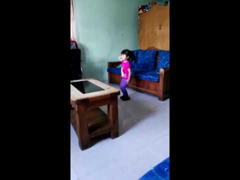 Mueve El Toto (niña bailando)