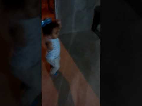 Mueve el toto niña de 1año