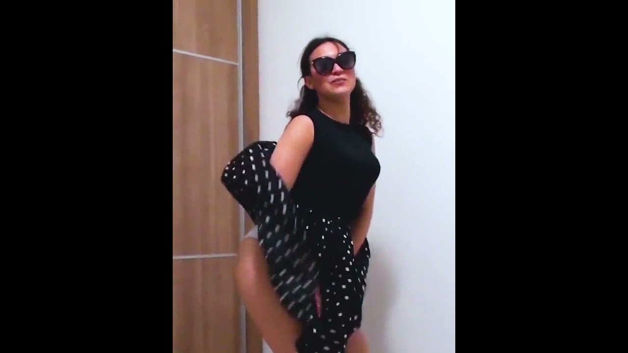 Mujer juega con su falda 😳