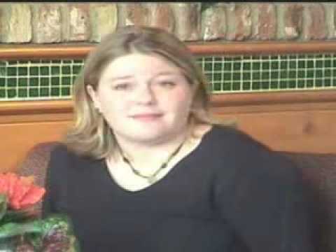 mujeres mirando el paquete a un tio   restaurantes.wmv