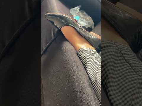 Mulher fumando cigarro com sua sapatilha com chulé fazendo dangling