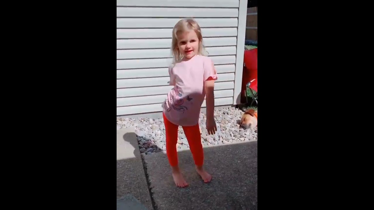 my little sister dancing with poop her pants/diaper