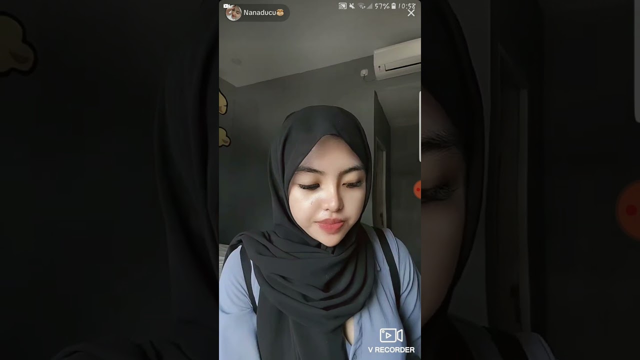 nanda live tobrut keliatan belahannya