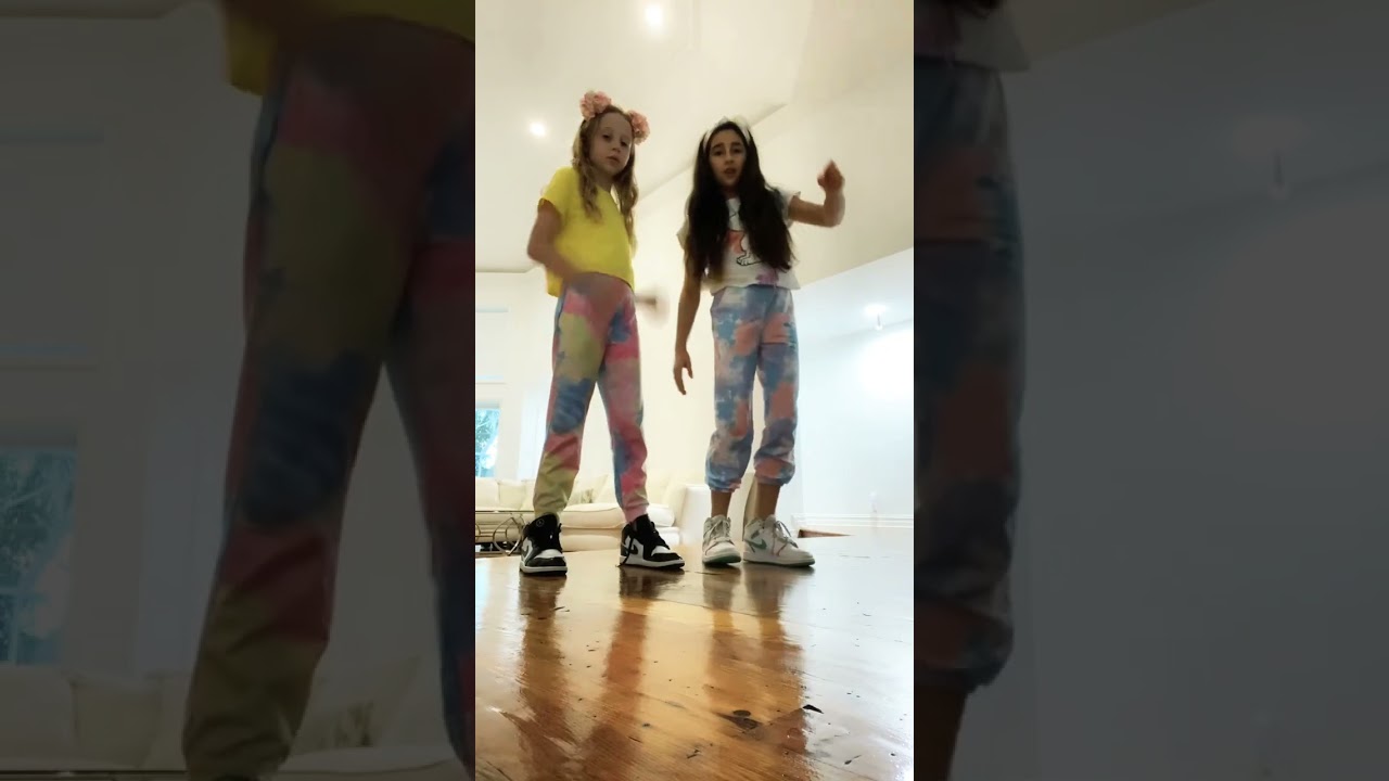 Nastya and Evelyn - best friends dance