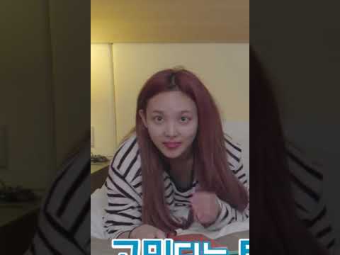 nayeon twice cleavage