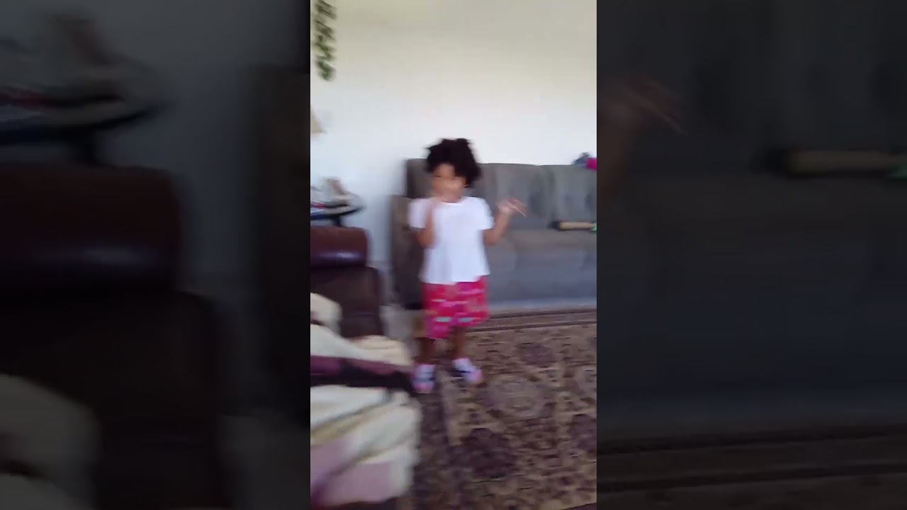 Nena dançando
