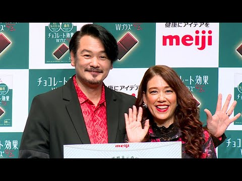 小田井涼平が純烈にエール！　NHK紅白歌合戦を「とにかく楽しんで」　LiLiCoと「いい夫婦の日」にイベント登場（発表会 明治「チョコレート効果 Ｗプラス ＣＡＣＡＯ72％」）