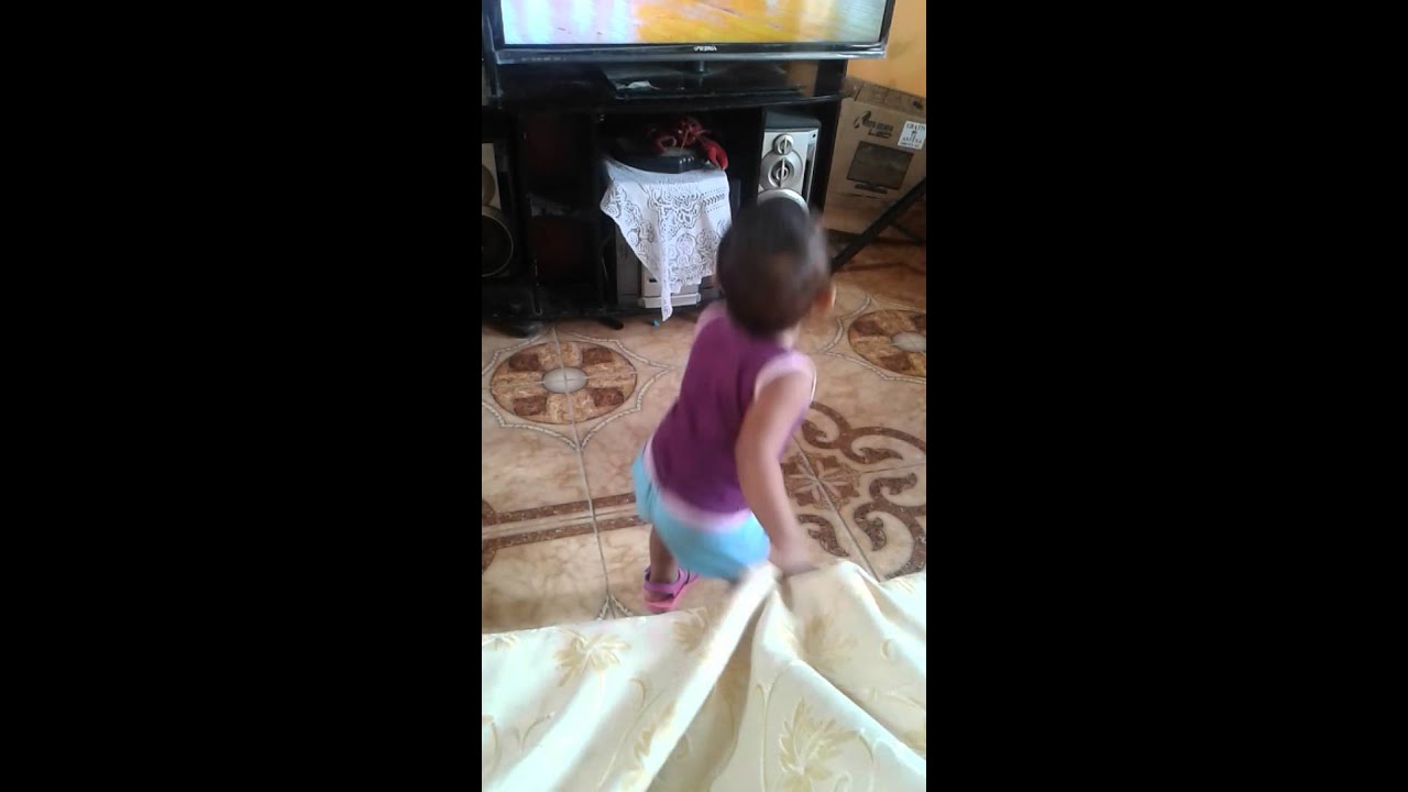 Niña bailando mueve el toto