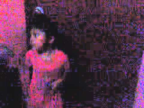 Niña de 4 años  bailando mueve el  toto