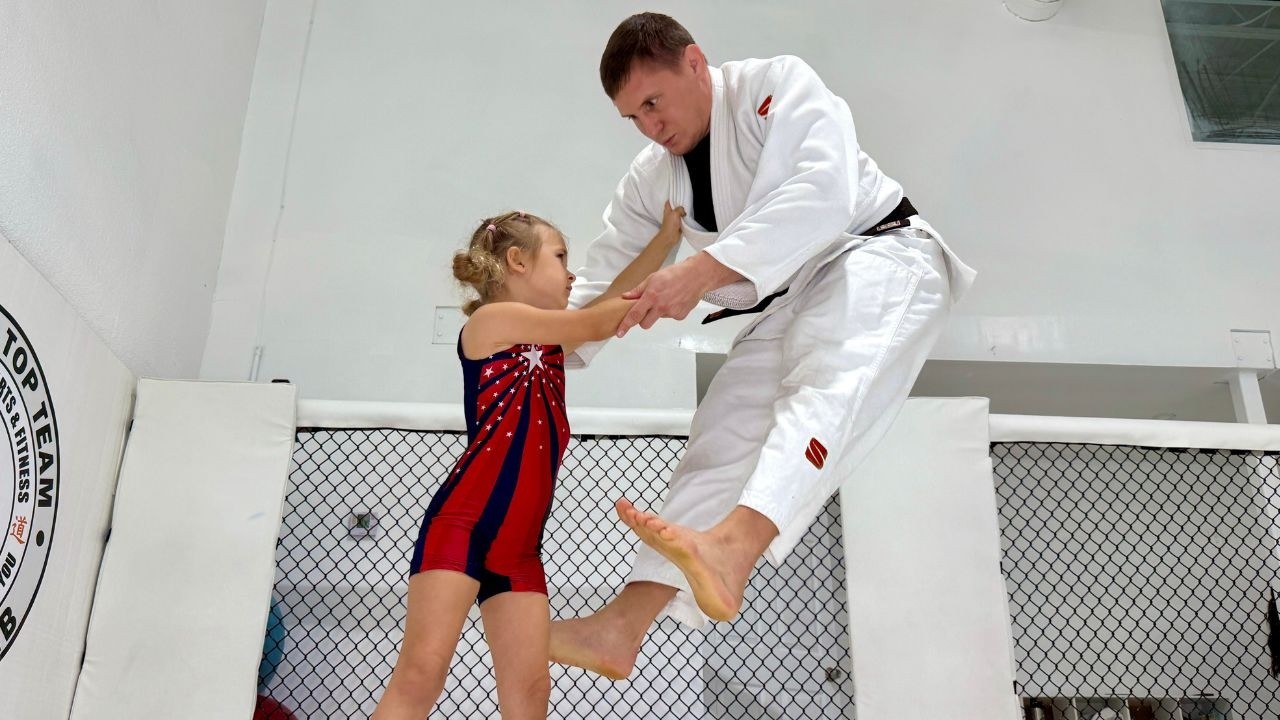 ¡Niña de 6 años contra luchadores profesionales!