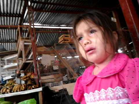 niña llora por que no le dan el celular