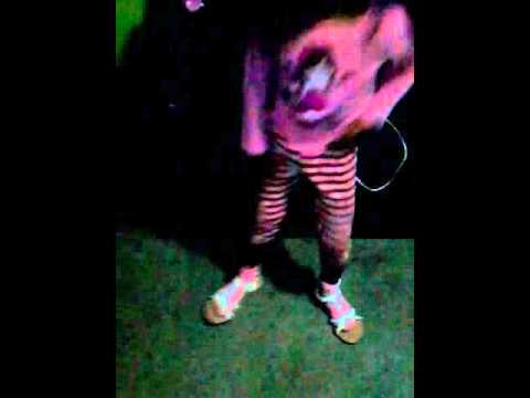 Niña que mueve el toto