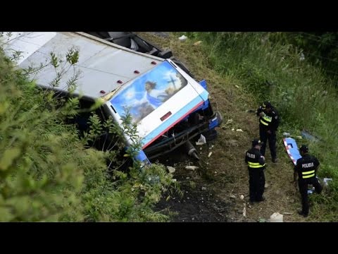 Ônibus despenca de penhasco na Costa Rica