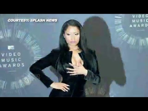 Nicki Minaj suffers wardrobe malfunction