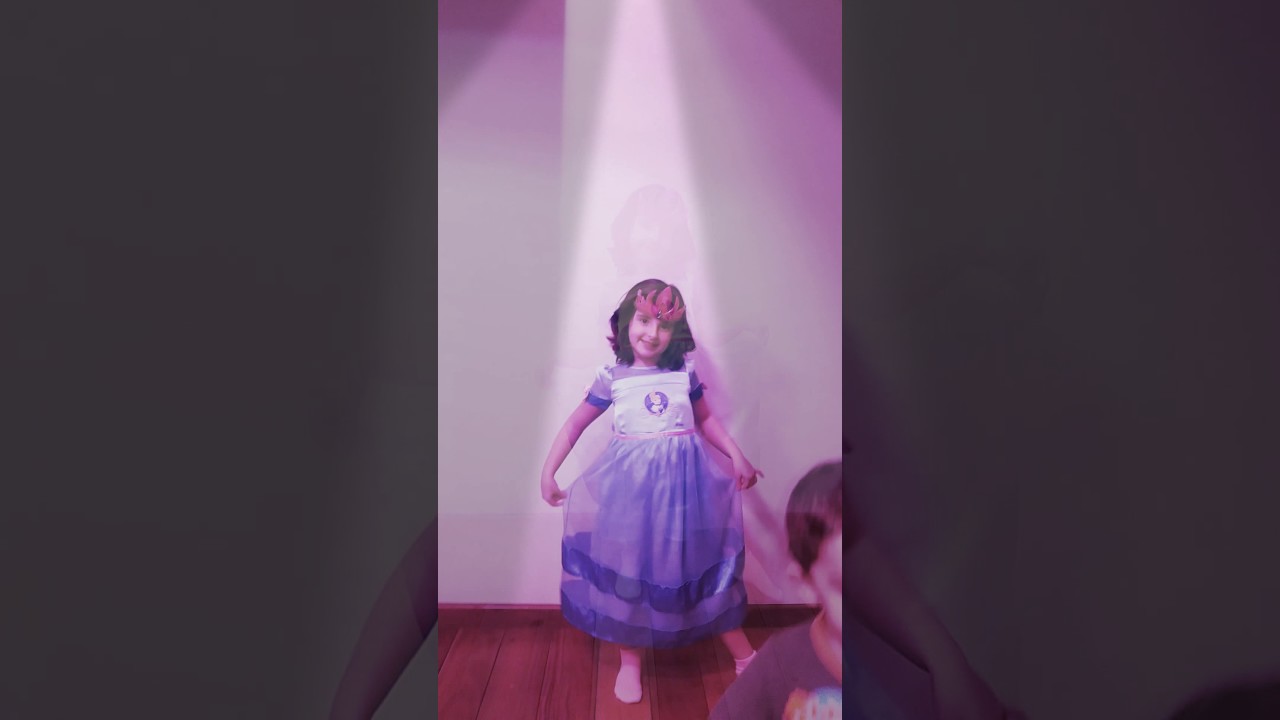 Nina dançando xique xique
