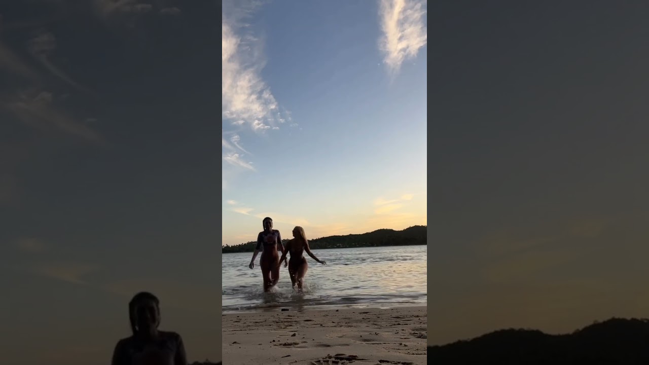 @ninamiano e sua amiga se banhando no paraíso. #shorts