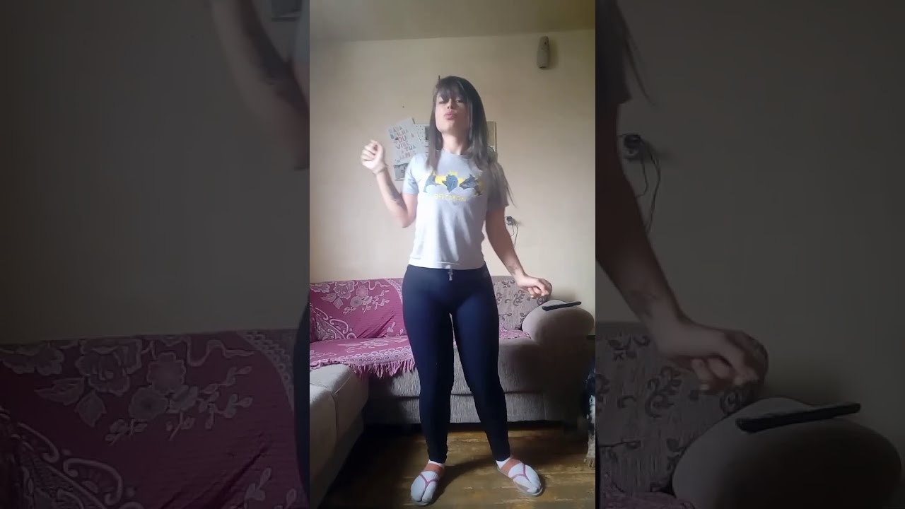Novinha gostosa de leg dançando MC Lan