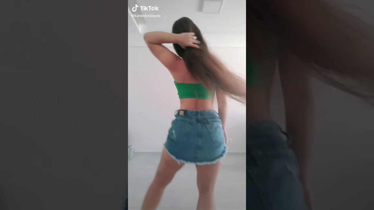Novinha perfeita dançando funk de saia