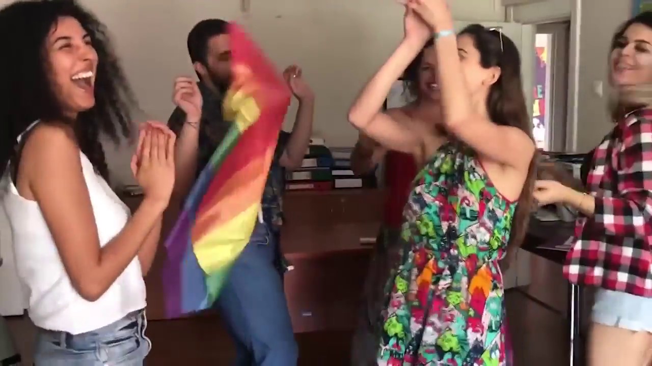 İntizar Ve Sinem Gedik'e Lezbiyenlerden Skandal! Destek