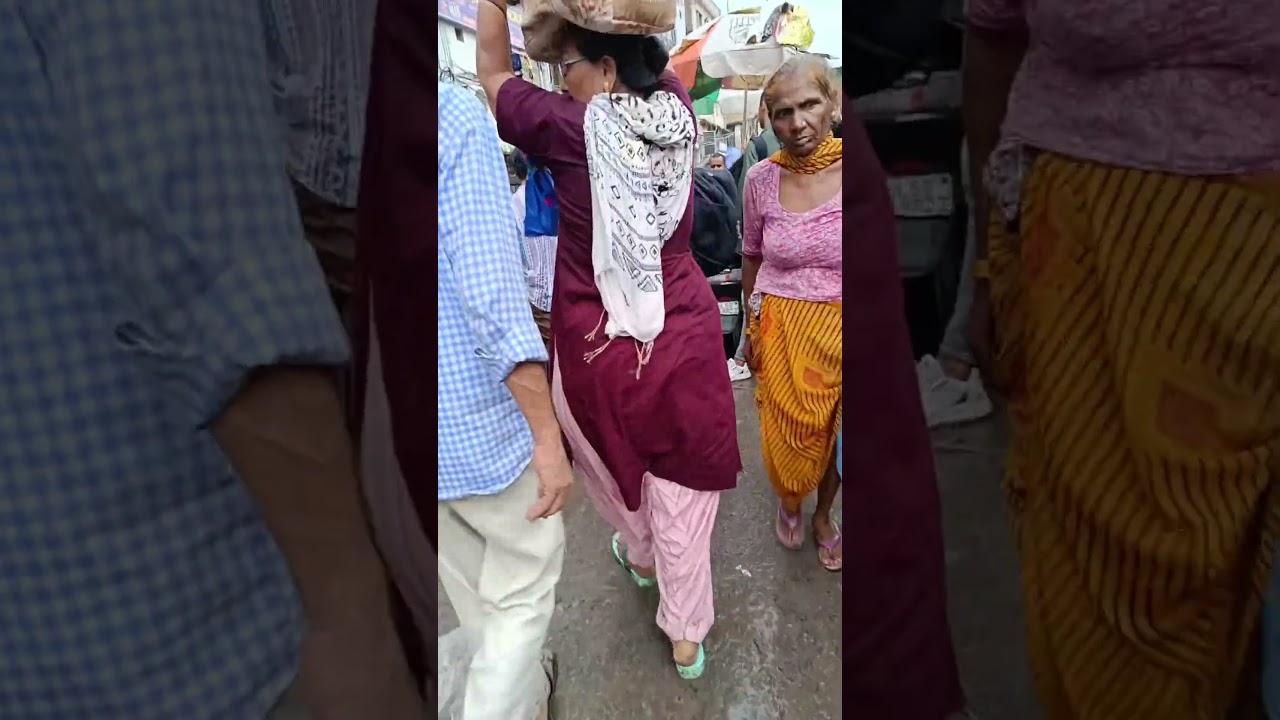 Old man harassing a woman in Delhi Sadar bazar and got beaten up