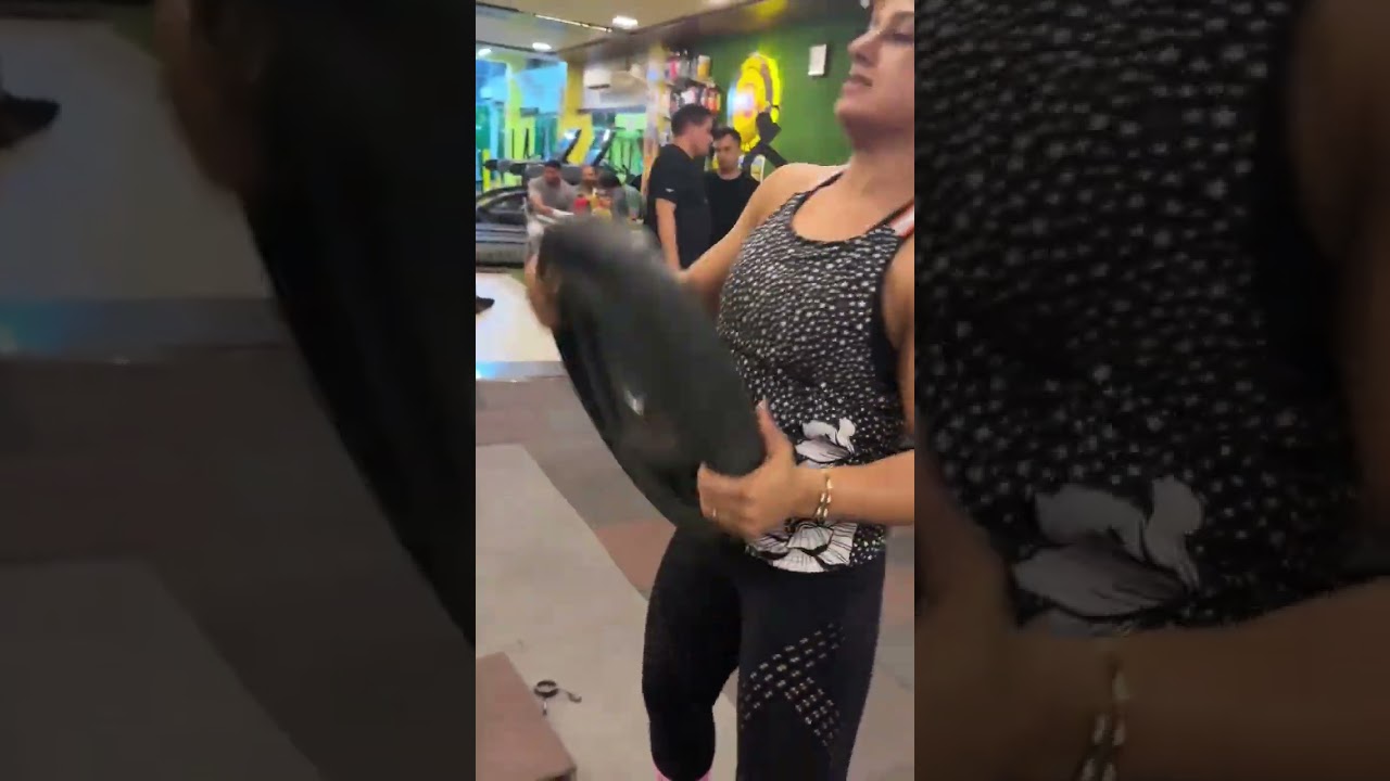 OMG 🔥 MUSCLE GIRL Beast Shoulder Workout 😍 Fbb Flex Bicep 🙈 Giantess fbb #shorts #gymgirl #biceps