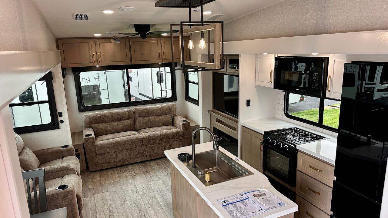 OUR #1 SELLING EAGLE FLOORPLAN!!  2026 Jayco Eagle 321RSTS