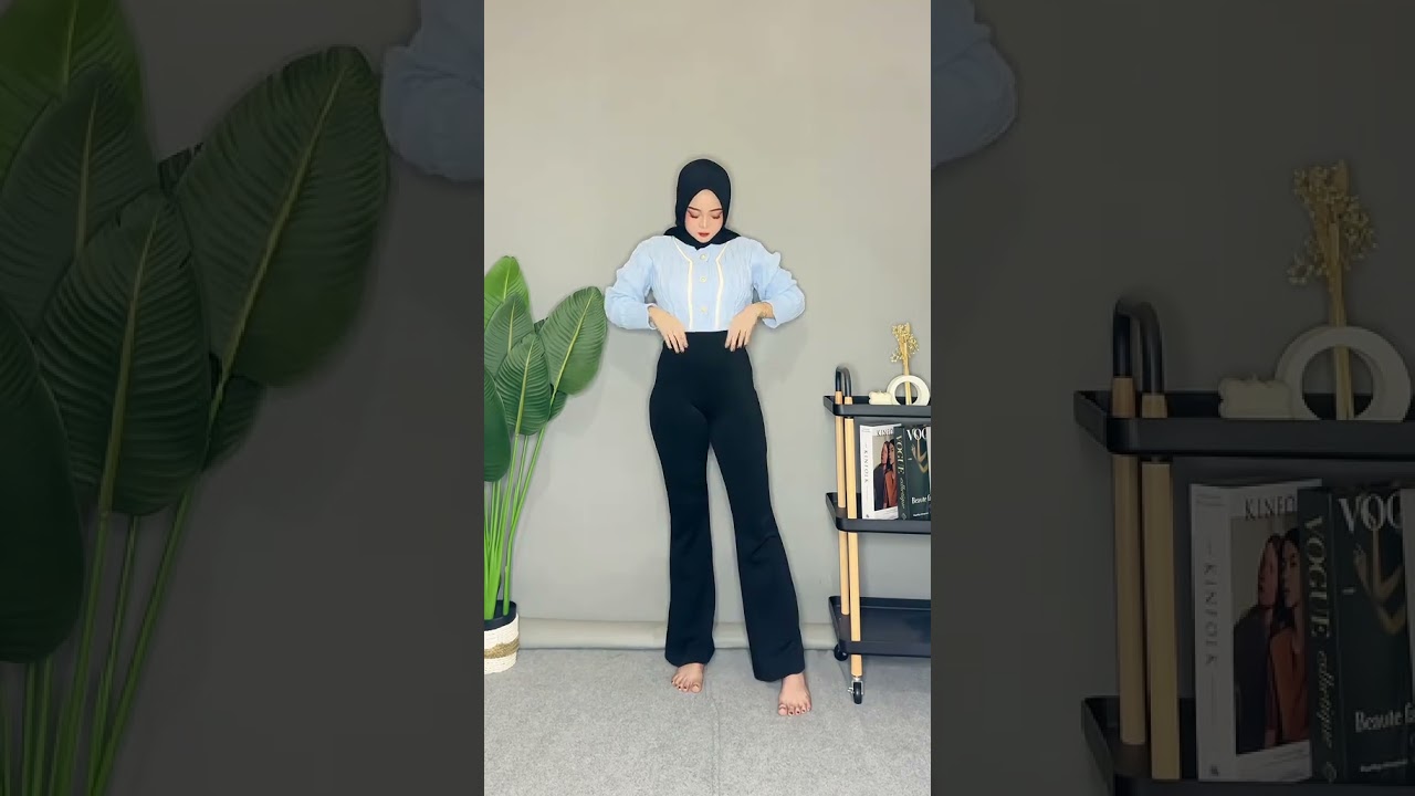 Outfit nampak logo tesla