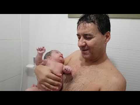 Pai e bebê tomando banho