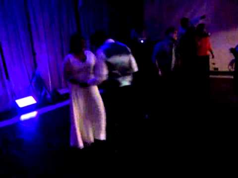 Pame y Chaleco bailando 