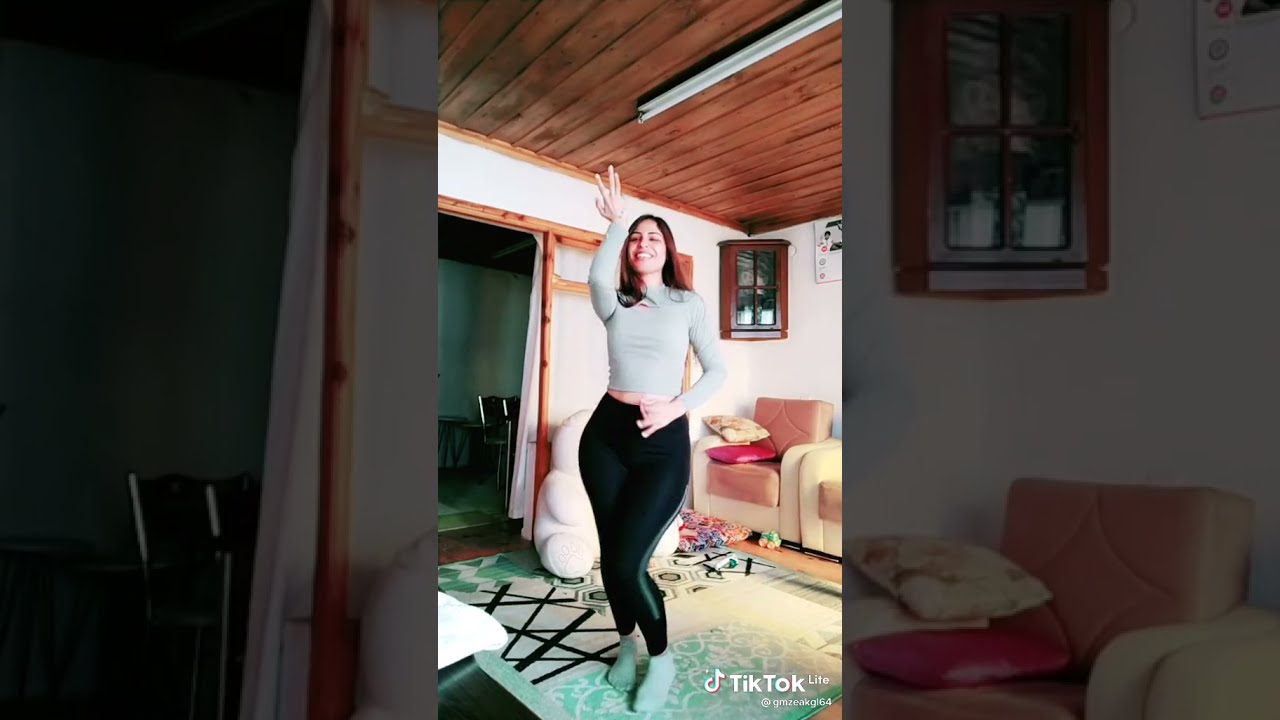 Periscope ifşa taytlı kız super kalçasını gösteriyor