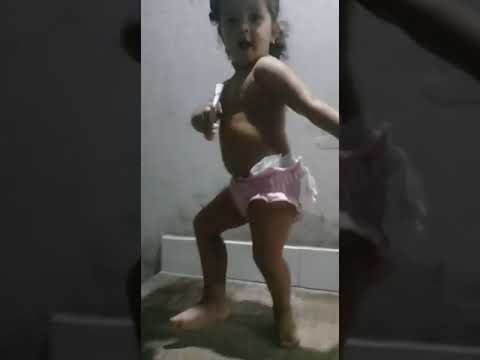 Phamela Sophia com 2 aninhos, dançando MC Loma...