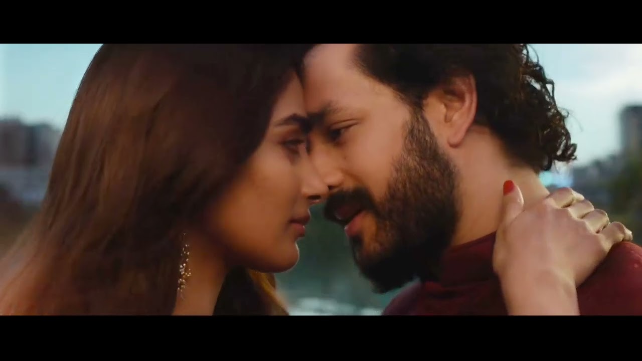 Pooja Hegde Hot Kissing Scene