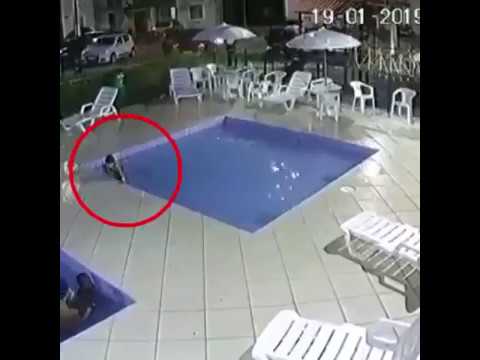 PORTEIRO SALVA CRIANÇA DE AFOGAMENTO - Veja momento em que menino cai na piscina